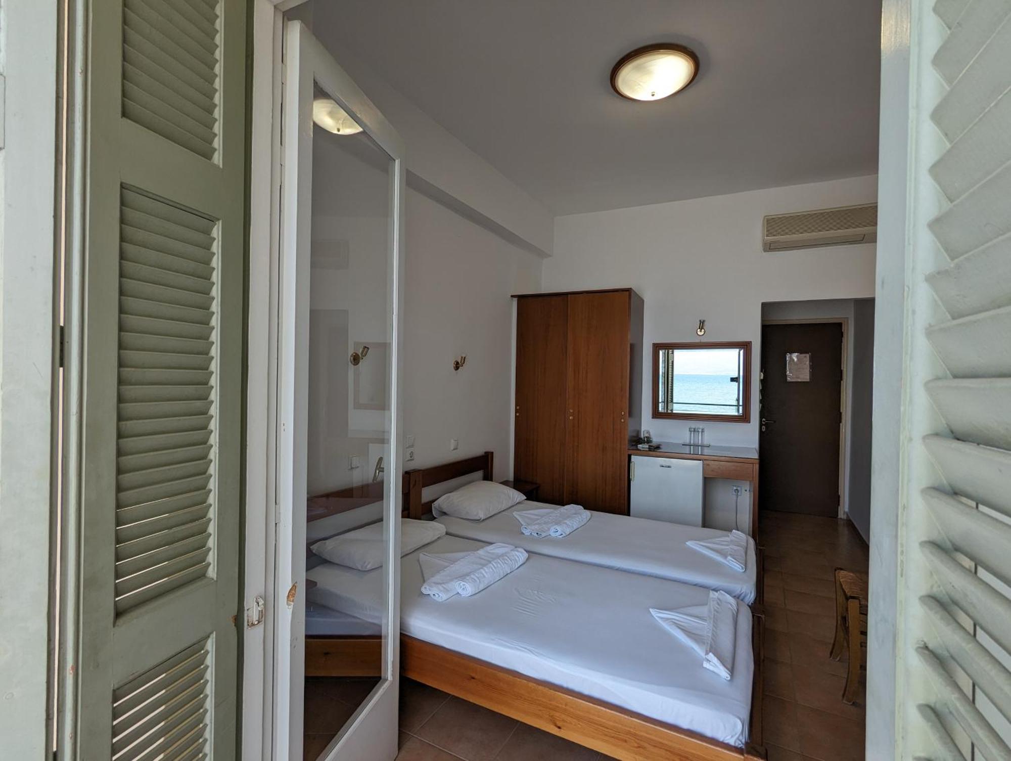 Helen'S Rooms Myloi Exterior photo